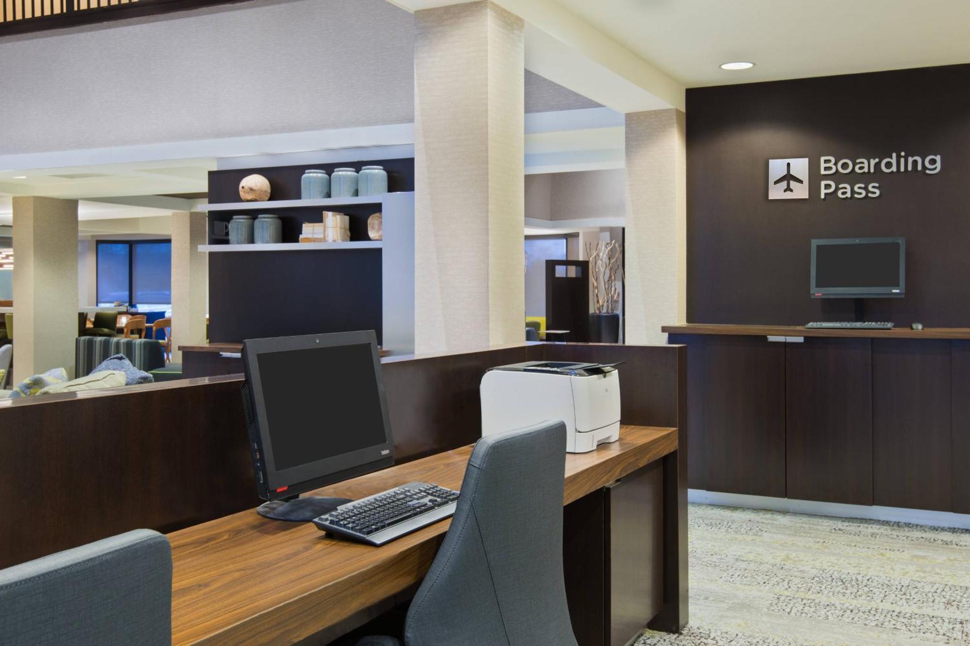 Courtyard By Marriott Springfield Airport Hotel Екстериор снимка