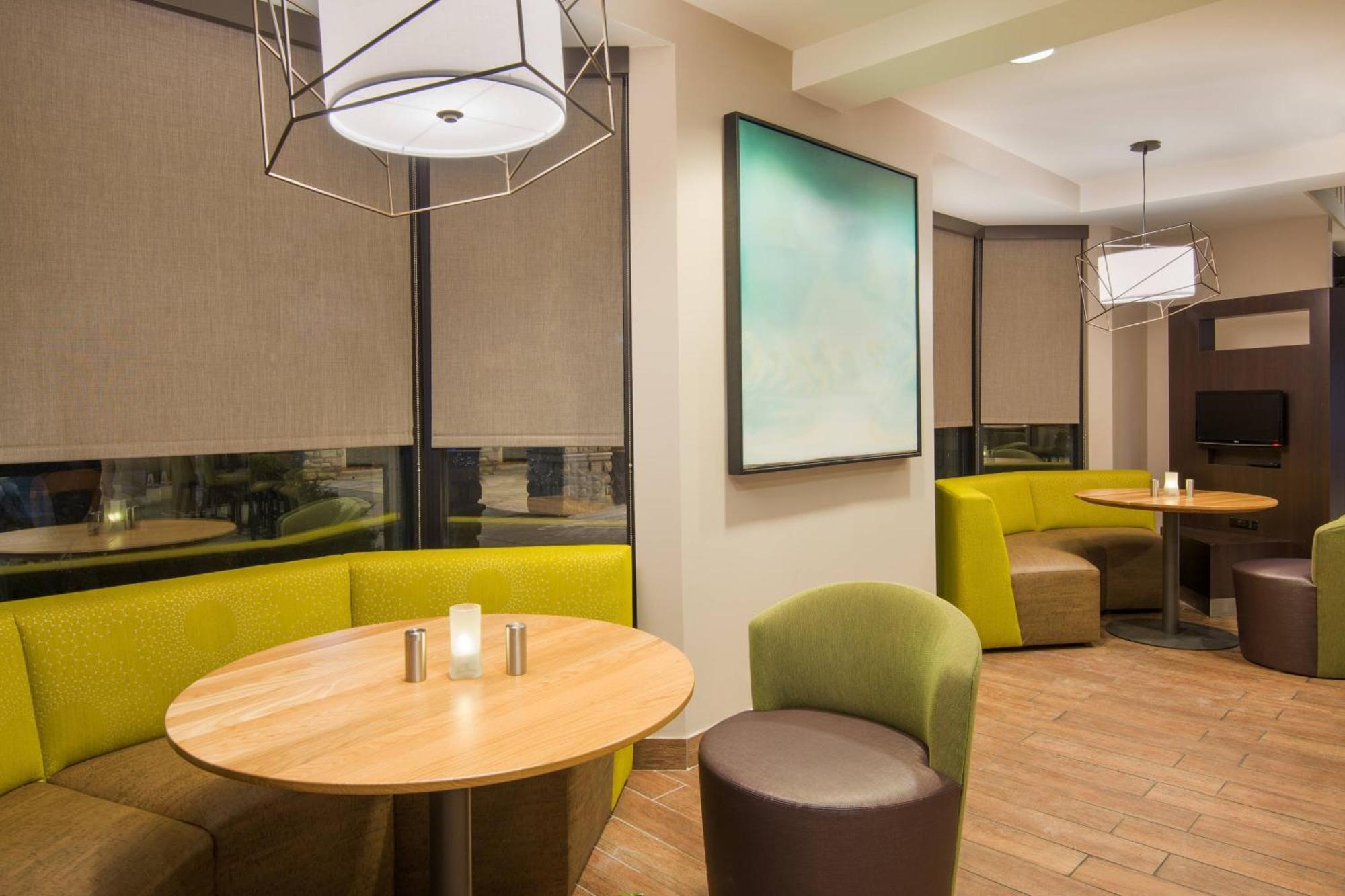 Courtyard By Marriott Springfield Airport Hotel Екстериор снимка