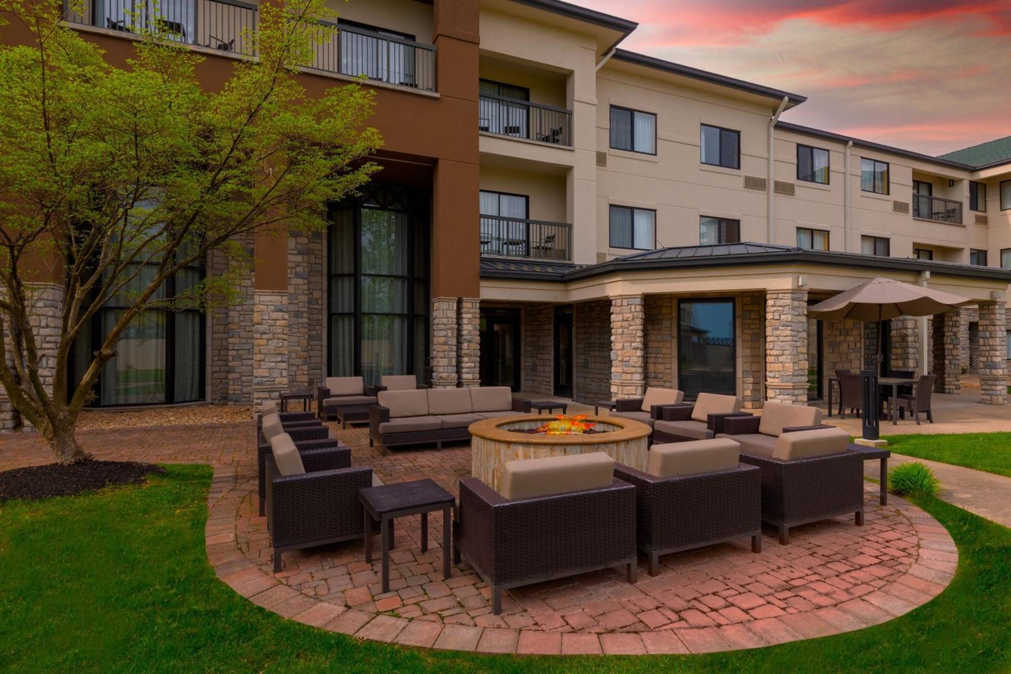 Courtyard By Marriott Springfield Airport Hotel Екстериор снимка