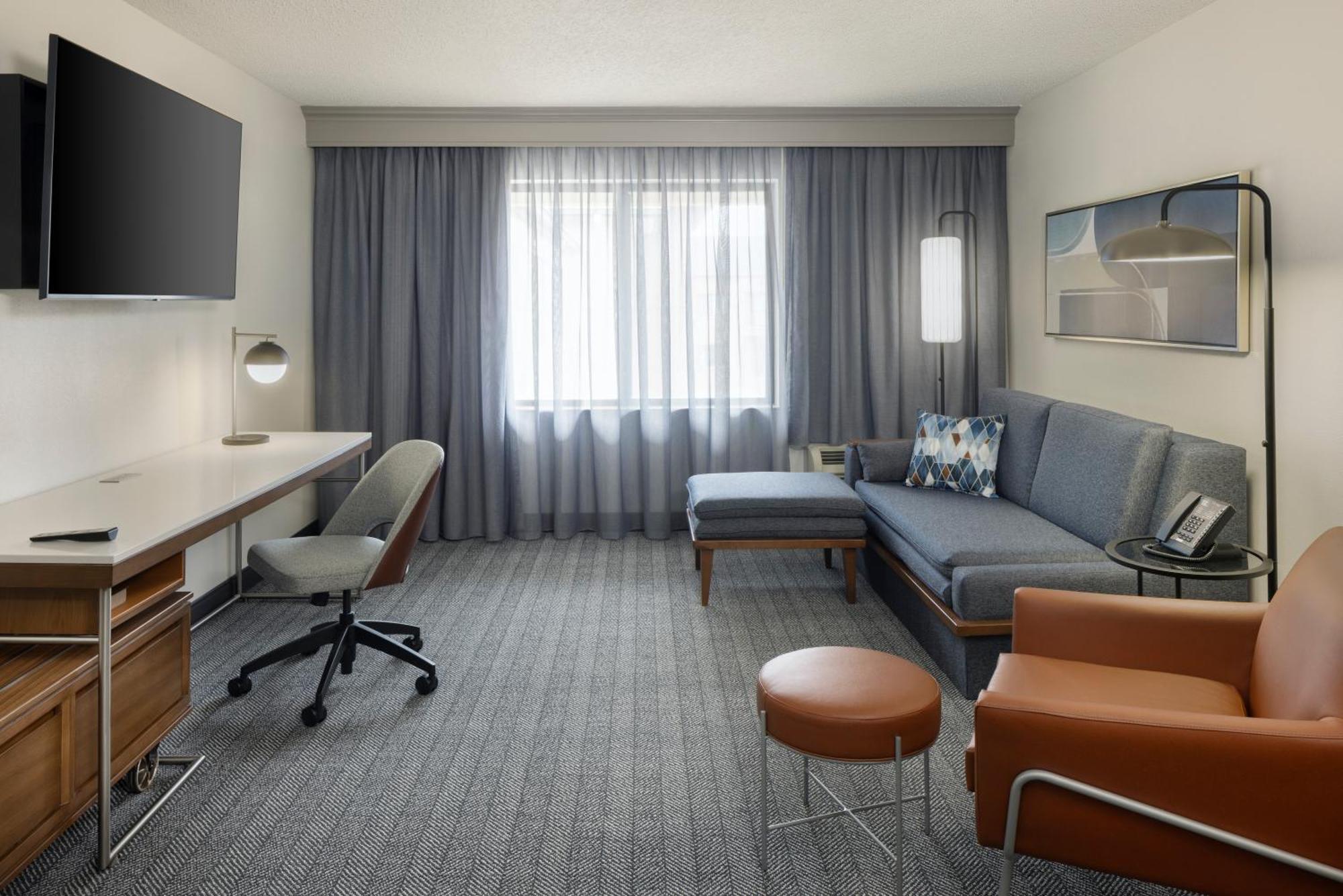 Courtyard By Marriott Springfield Airport Hotel Екстериор снимка