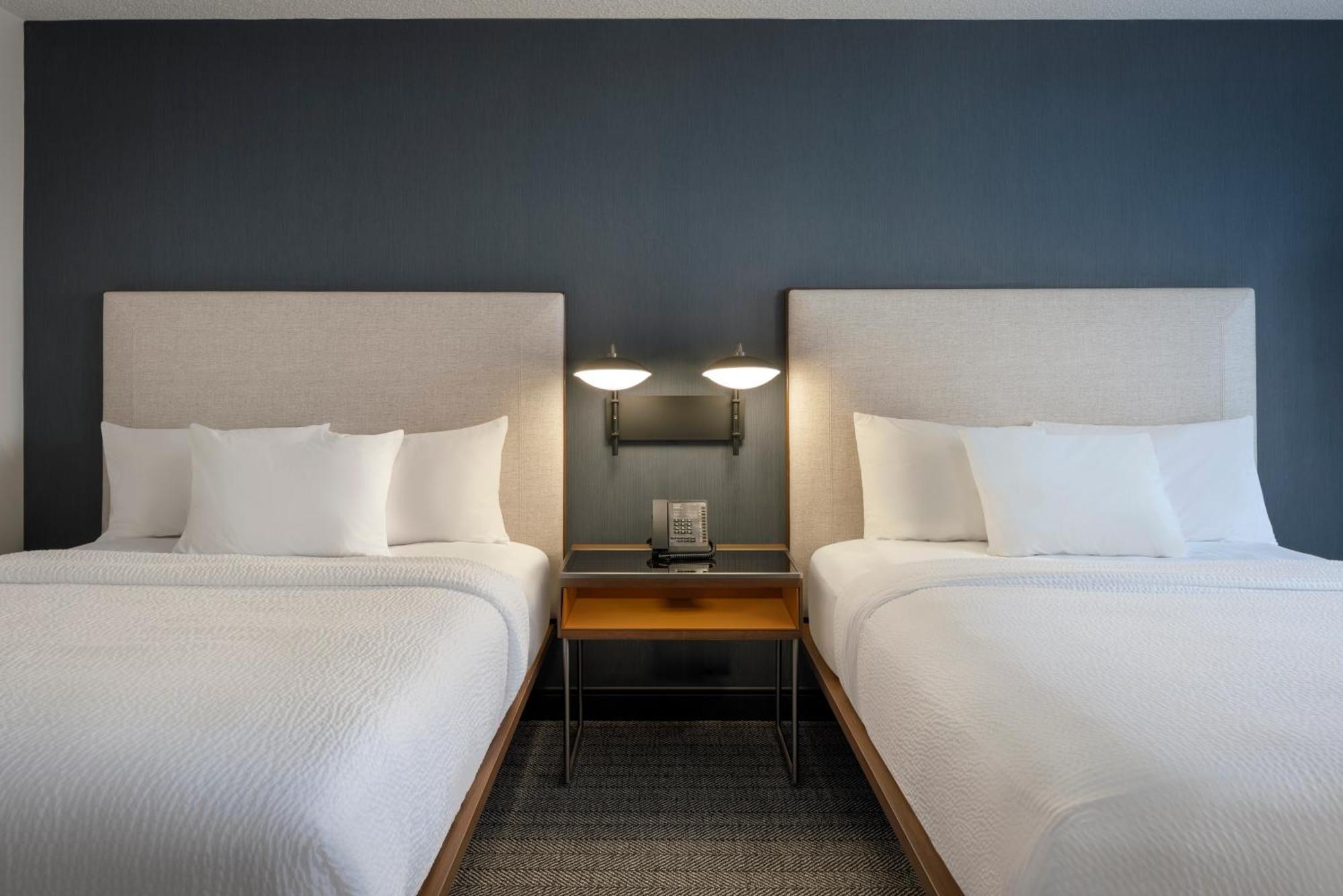 Courtyard By Marriott Springfield Airport Hotel Екстериор снимка