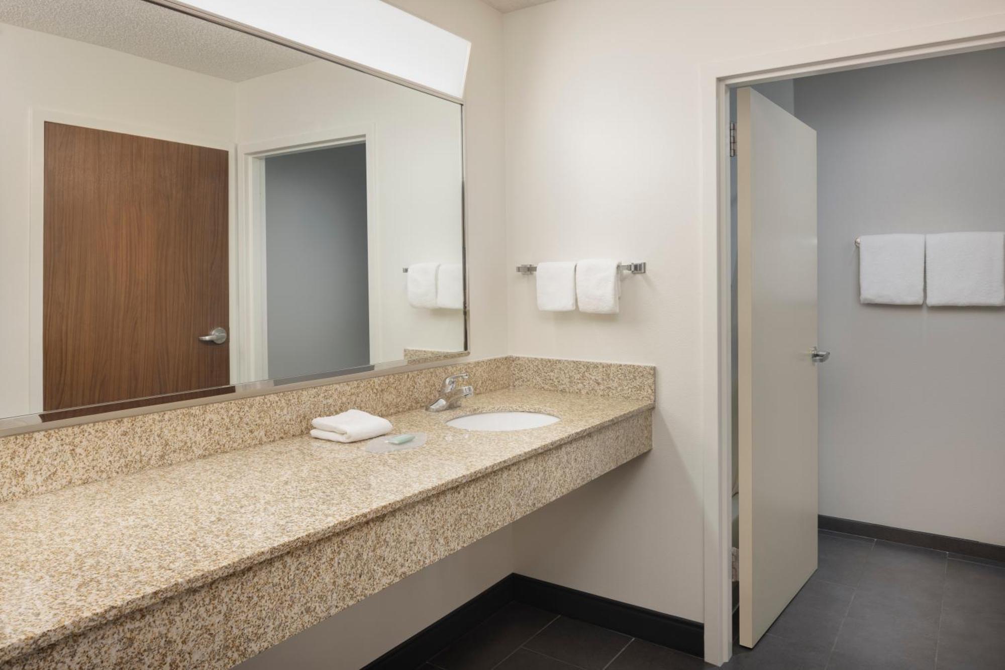 Courtyard By Marriott Springfield Airport Hotel Екстериор снимка