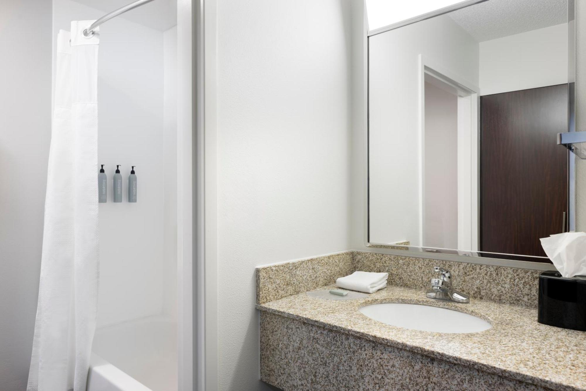 Courtyard By Marriott Springfield Airport Hotel Екстериор снимка