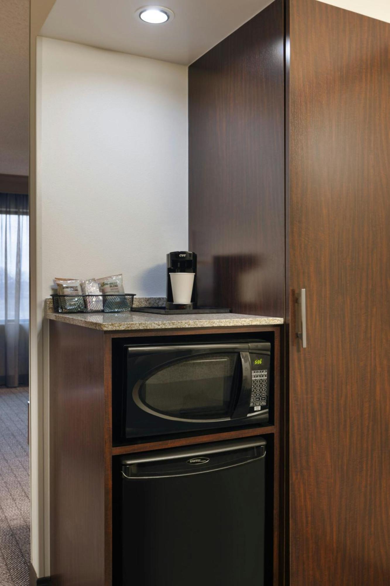 Courtyard By Marriott Springfield Airport Hotel Екстериор снимка