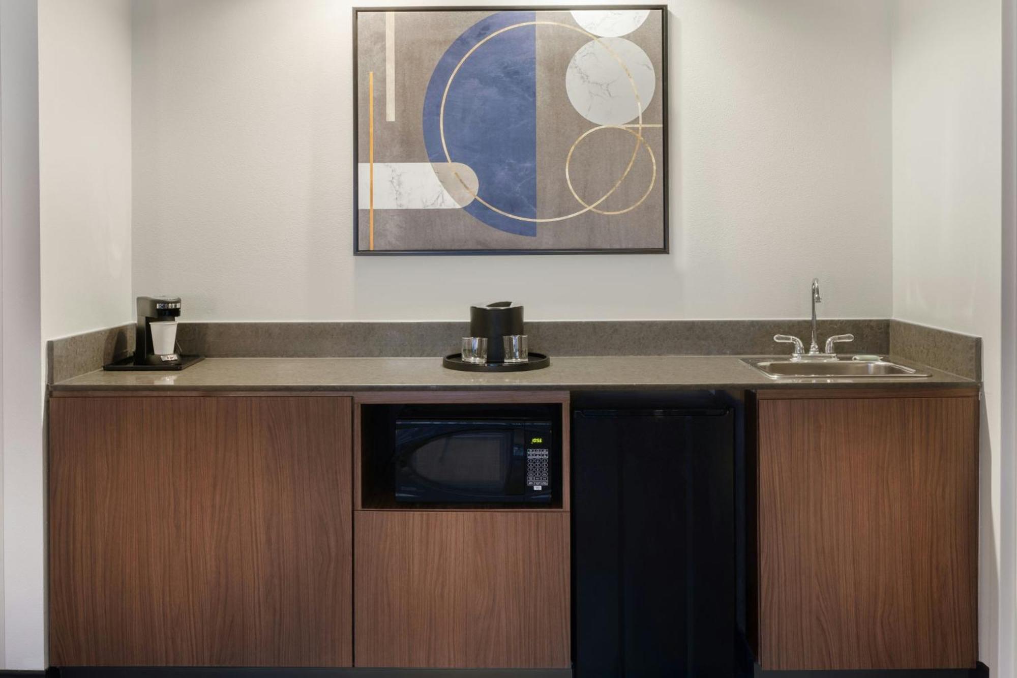 Courtyard By Marriott Springfield Airport Hotel Екстериор снимка