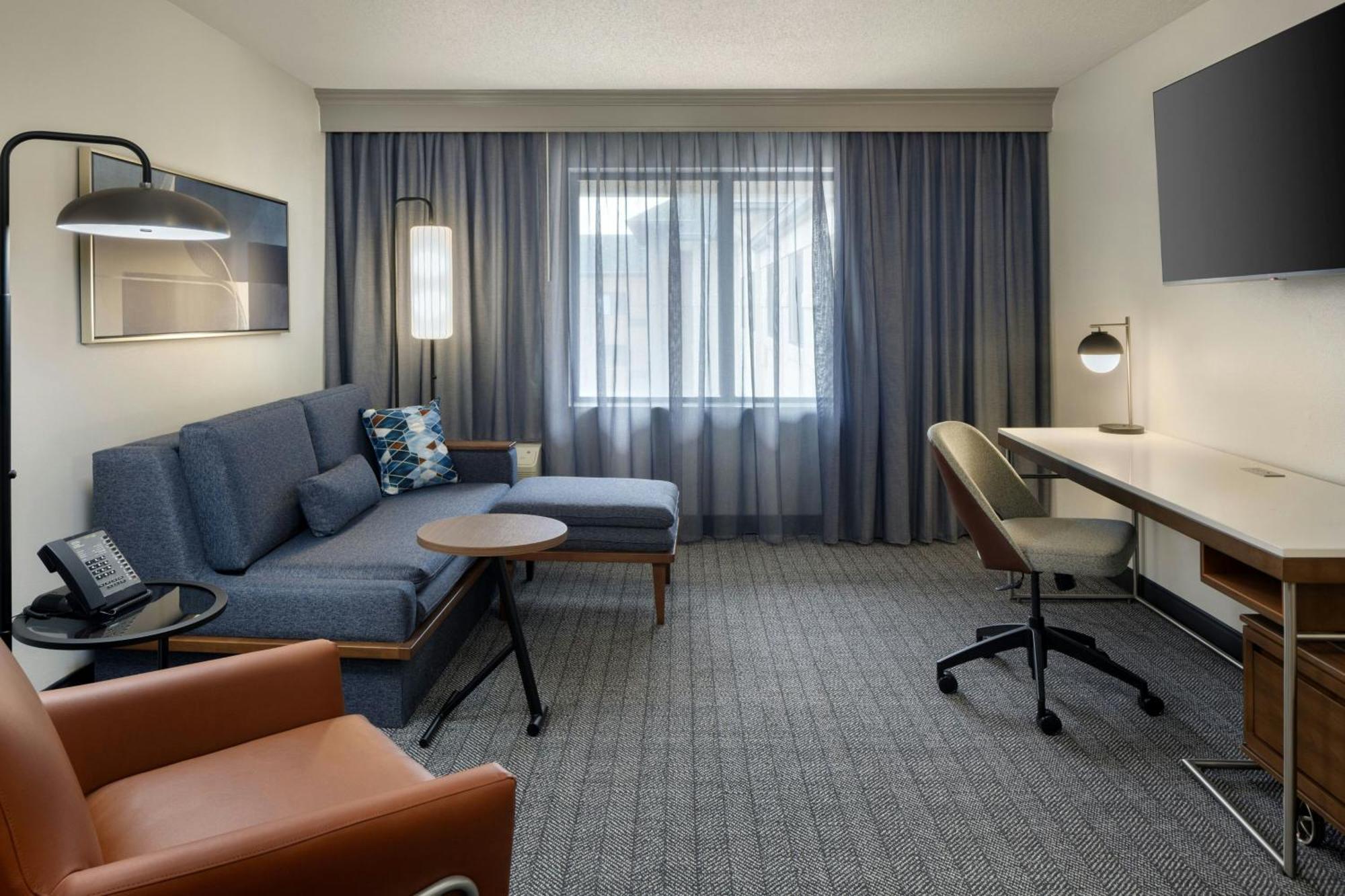 Courtyard By Marriott Springfield Airport Hotel Екстериор снимка