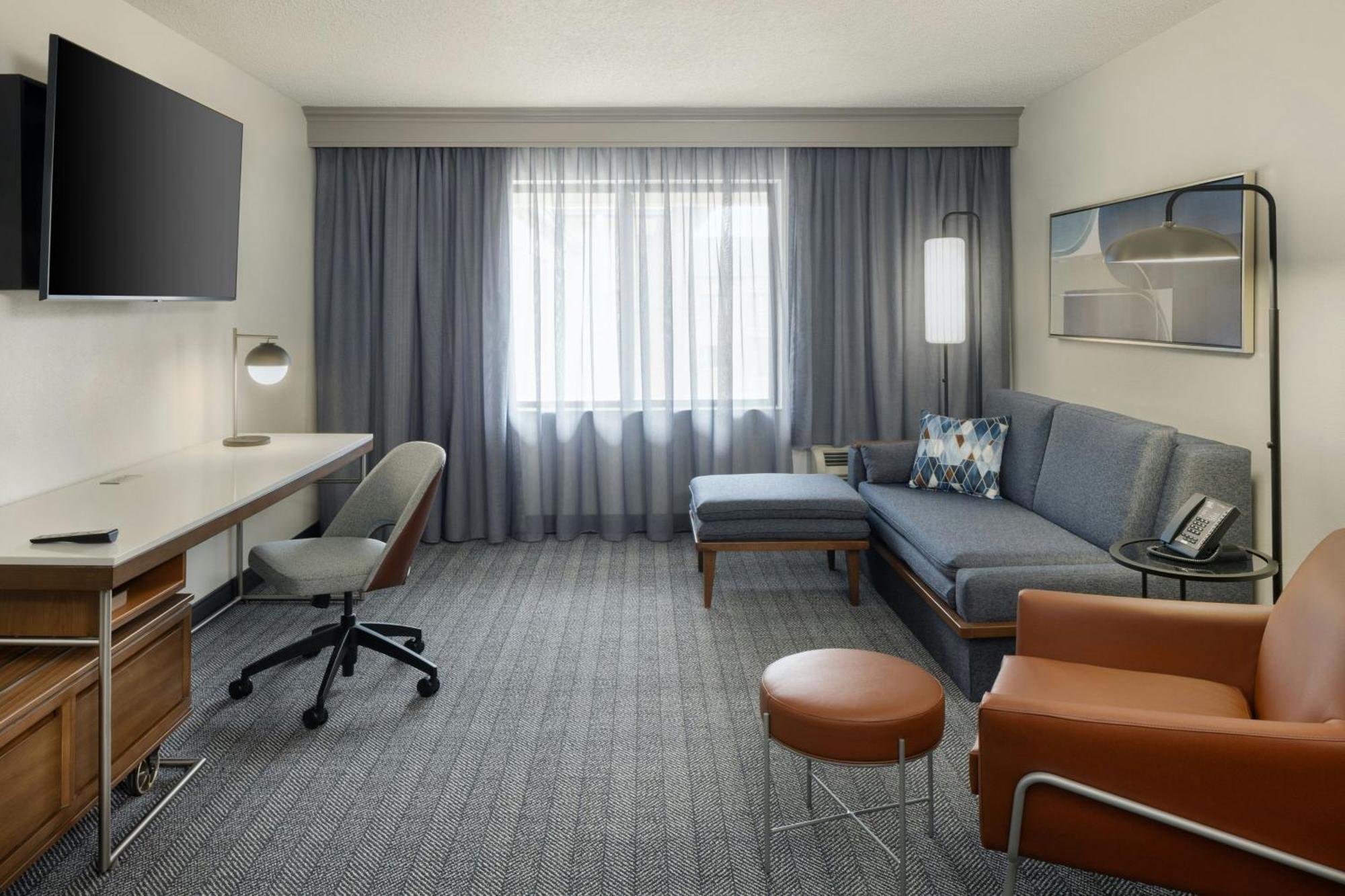 Courtyard By Marriott Springfield Airport Hotel Екстериор снимка