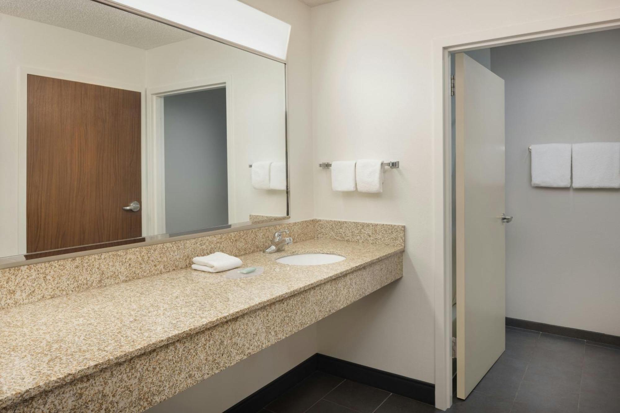 Courtyard By Marriott Springfield Airport Hotel Екстериор снимка