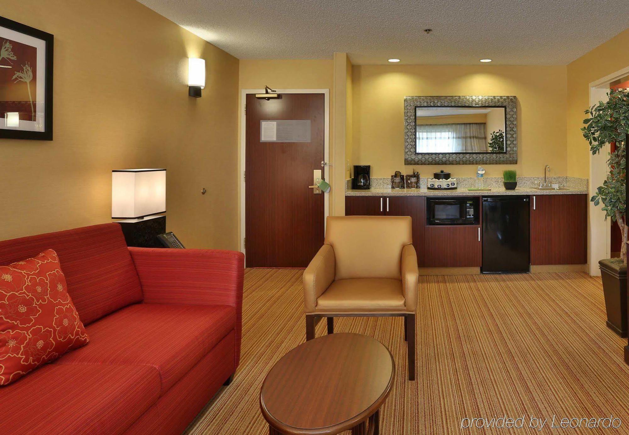 Courtyard By Marriott Springfield Airport Hotel Екстериор снимка